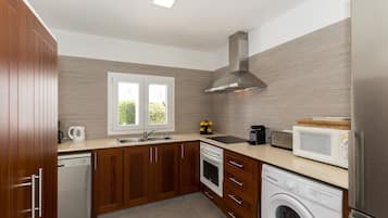 Een koelkast, een magnetron, een oven, een kookplaat