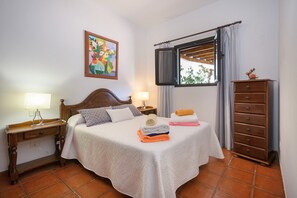3 bedrooms, iron/ironing board, free WiFi, bed sheets - Holiday Home "Finca La Rubina" With Mountain View, Wi-Fi, Garden, Pool & Terrace (Teguise)