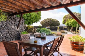 Outdoor dining - Holiday Home "Finca La Rubina" With Mountain View, Wi-Fi, Garden, Pool & Terrace (Teguise)