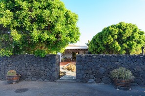 Exterior - Holiday Home "Finca La Rubina" With Mountain View, Wi-Fi, Garden, Pool & Terrace (Teguise)