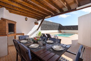 Outdoor dining - Holiday Home "Finca La Rubina" With Mountain View, Wi-Fi, Garden, Pool & Terrace (Teguise)