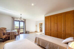 5 dormitorios, tabla de planchar con plancha, wifi gratis y ropa de cama