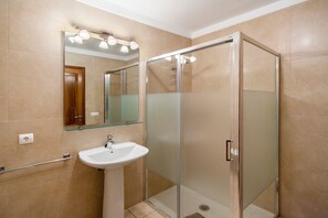 Badewanne, Haartrockner, Handtücher