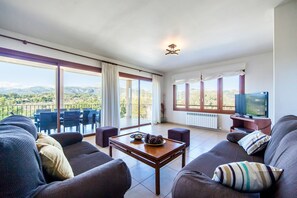 TV, tavolo da ping pong