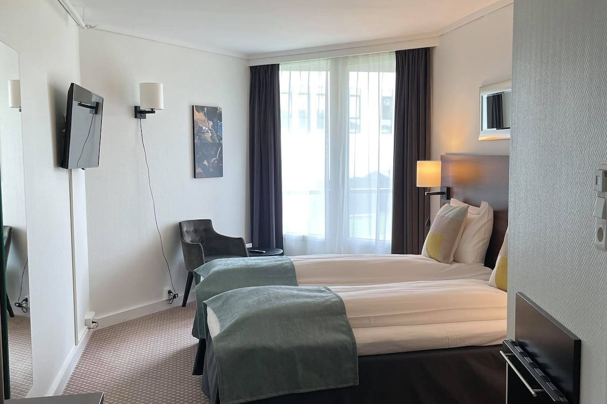 1 bedroom, premium bedding, pillow-top beds, desk