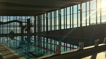 Indendørs pool, livreddere på stedet