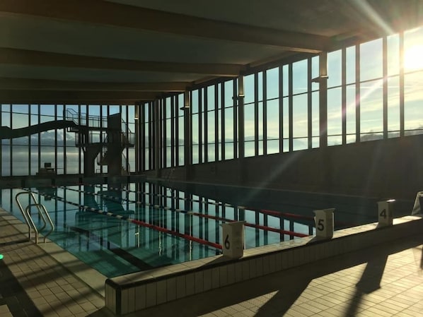 Piscine couverte, maîtres-nageurs sur place