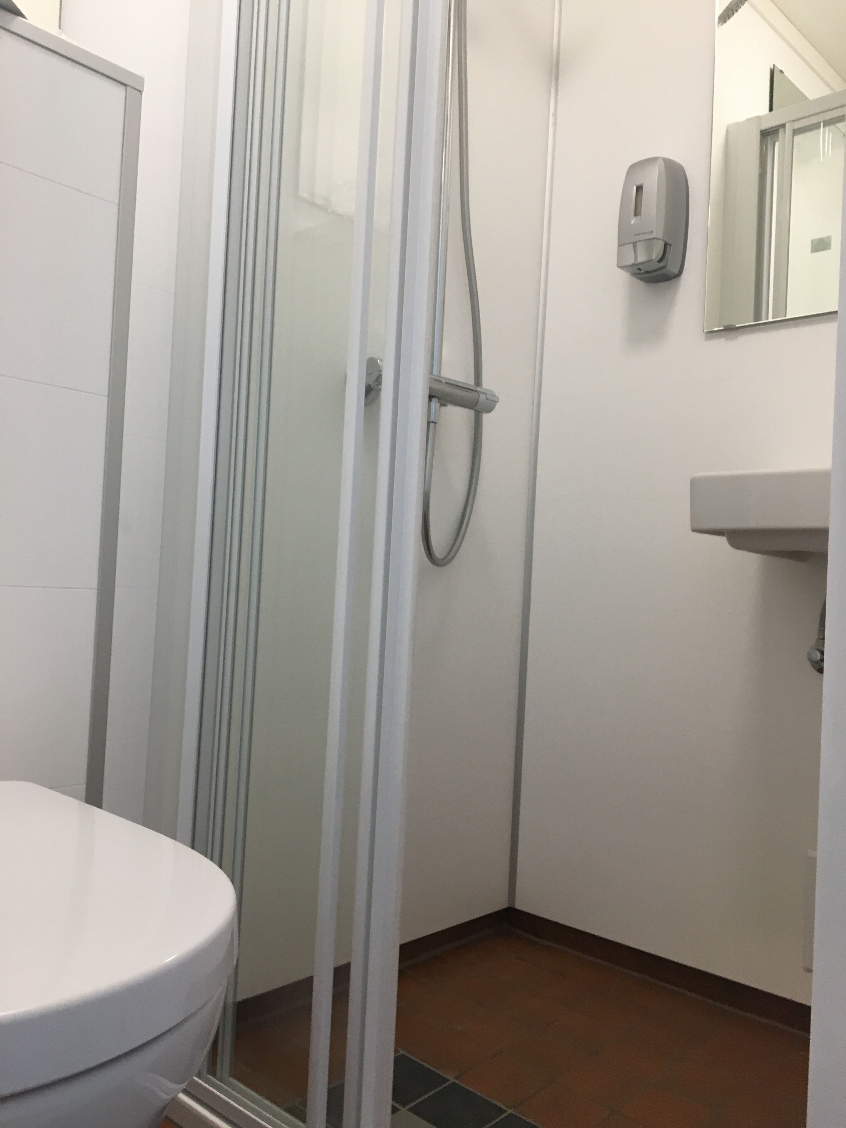 standard single room | bathroom | free toiletries, hair dryer, heated floors, towels