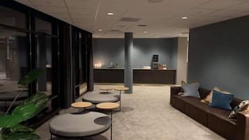 2 bars/lounges
