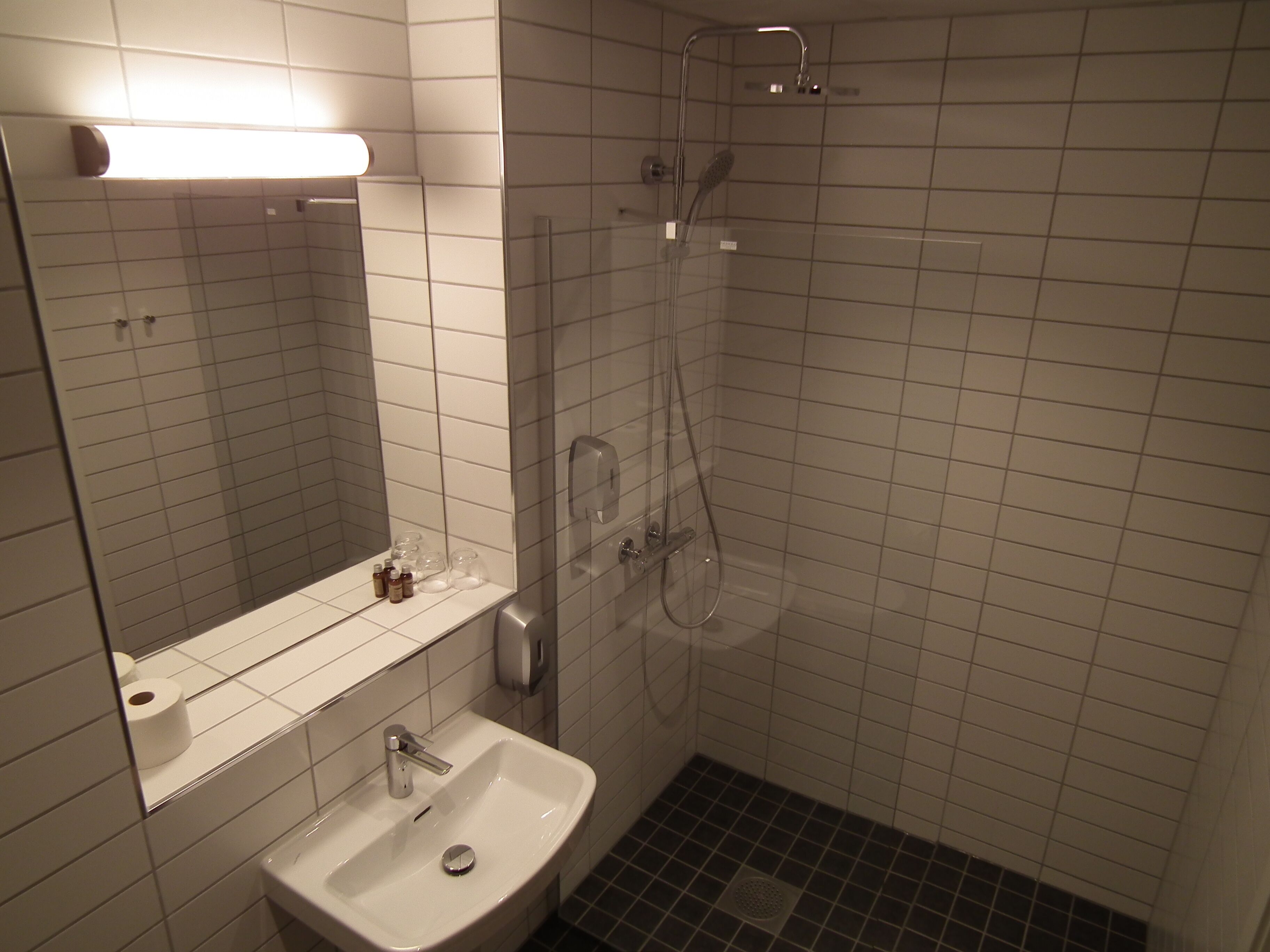 comfort double or twin room | bathroom | free toiletries, hair dryer, heated floors, towels