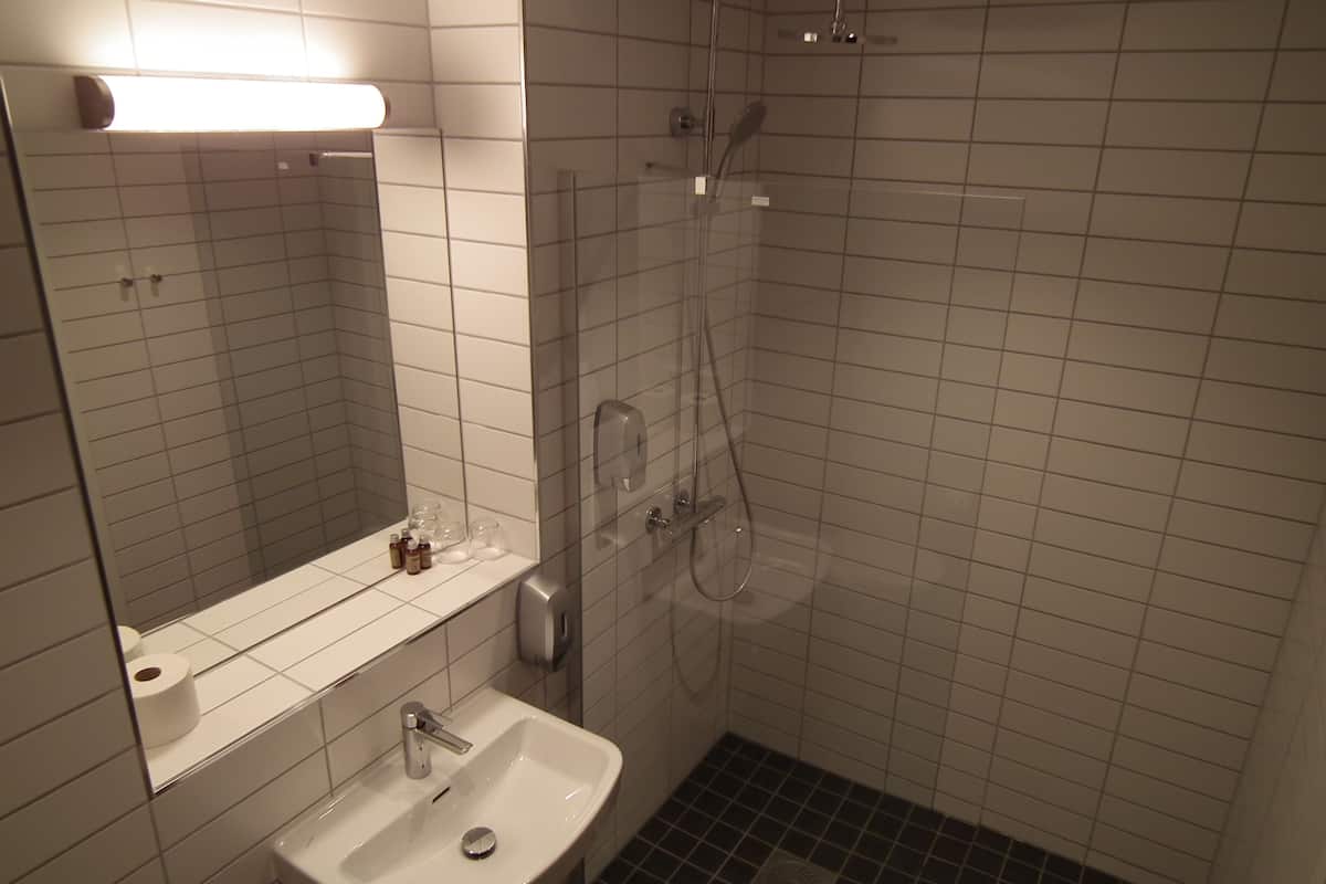 comfort double or twin room | bathroom | free toiletries, hair dryer, heated floors, towels