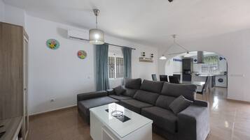 TV, mesa de pingue-pongue