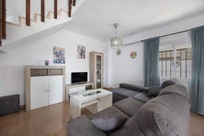 TV, ping pong - Family Home "La Lobita 2" Short Drive from Beach with Pool and Terrace (Conil de la Frontera)