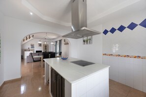 Dining - Family Home "La Lobita 2" Short Drive from Beach with Pool and Terrace (Conil de la Frontera)