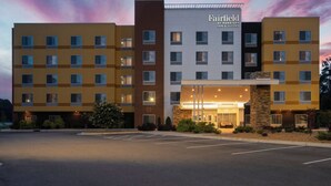 A multi-story Fairfield Inn & Suites hotel with a modern design, featuring a prominent entrance and a parking lot in front. - Fairfield Inn & Suites by Marriott Rocky Mount (Rocky Mount)