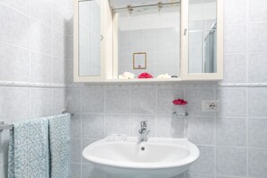 Shower, hair dryer, towels - Holiday Apartment "Villa Smeralda" with Italian Atmosphere and Shared Pool (Telti)