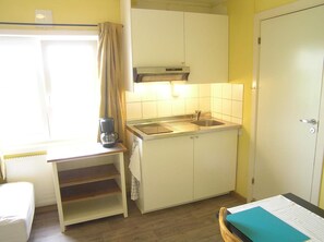 Apartamento standard, 2 camas de solteiro, para não fumantes, vista para o jardim | Cozinha privada | Geladeira, micro-ondas, cooktop, chaleira elétrica