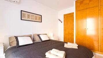 4 makuuhuonetta, silitysrauta/-lauta, ilmainen Wi-Fi, vuodevaatteet