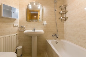 Badewanne, kostenlose Toilettenartikel, Haartrockner, Handtücher
