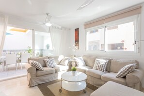 TV, stereo - Family House "Villa José" with Terrace (Palma)