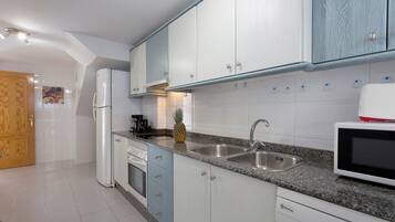 Jääkaappi, mikroaaltouuni, uuni, liesi