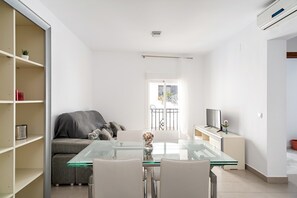 TV - Beautiful Apartment "Entre Vientos" in the City Center with Air Conditioning (Conil de la Frontera)