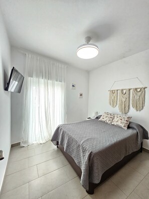 2 bedrooms, bed sheets - Beautiful Apartment "Entre Vientos" in the City Center with Air Conditioning (Conil de la Frontera)