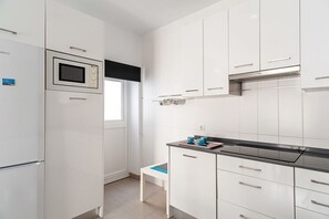 Fridge, microwave, stovetop, coffee/tea maker - Beautiful Apartment "Entre Vientos" in the City Center with Air Conditioning (Conil de la Frontera)