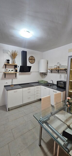 Wasserkocher mit Kaffee-/Teezubehör, Kühlschrank, Mikrowelle, Herdplatte