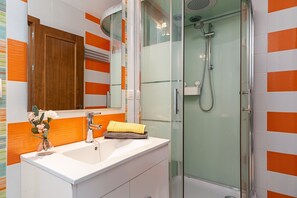 Shower, towels - Beautiful Apartment "Entre Vientos" in the City Center with Air Conditioning (Conil de la Frontera)