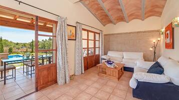 Télévision, cheminée, chaßne hi-fi