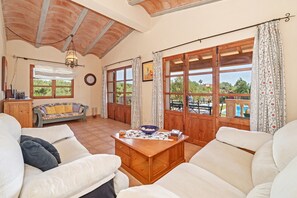 Televisión, chimenea y estéreo 