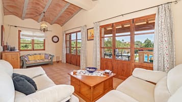 Televisie, een open haard en een stereo