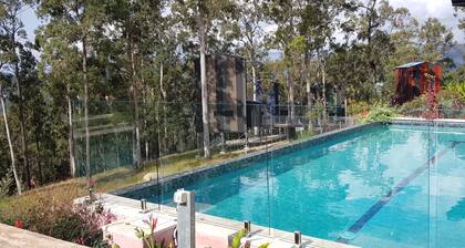 Treehouse #3, Tri-Level, Large BBQ. Amazing views