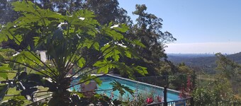 Treehouse #3, Tri-Level, Large BBQ. Amazing views