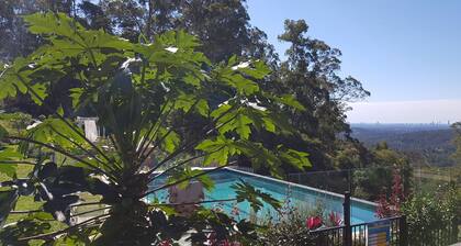 Treehouse #3, Tri-Level, Large BBQ. Amazing views