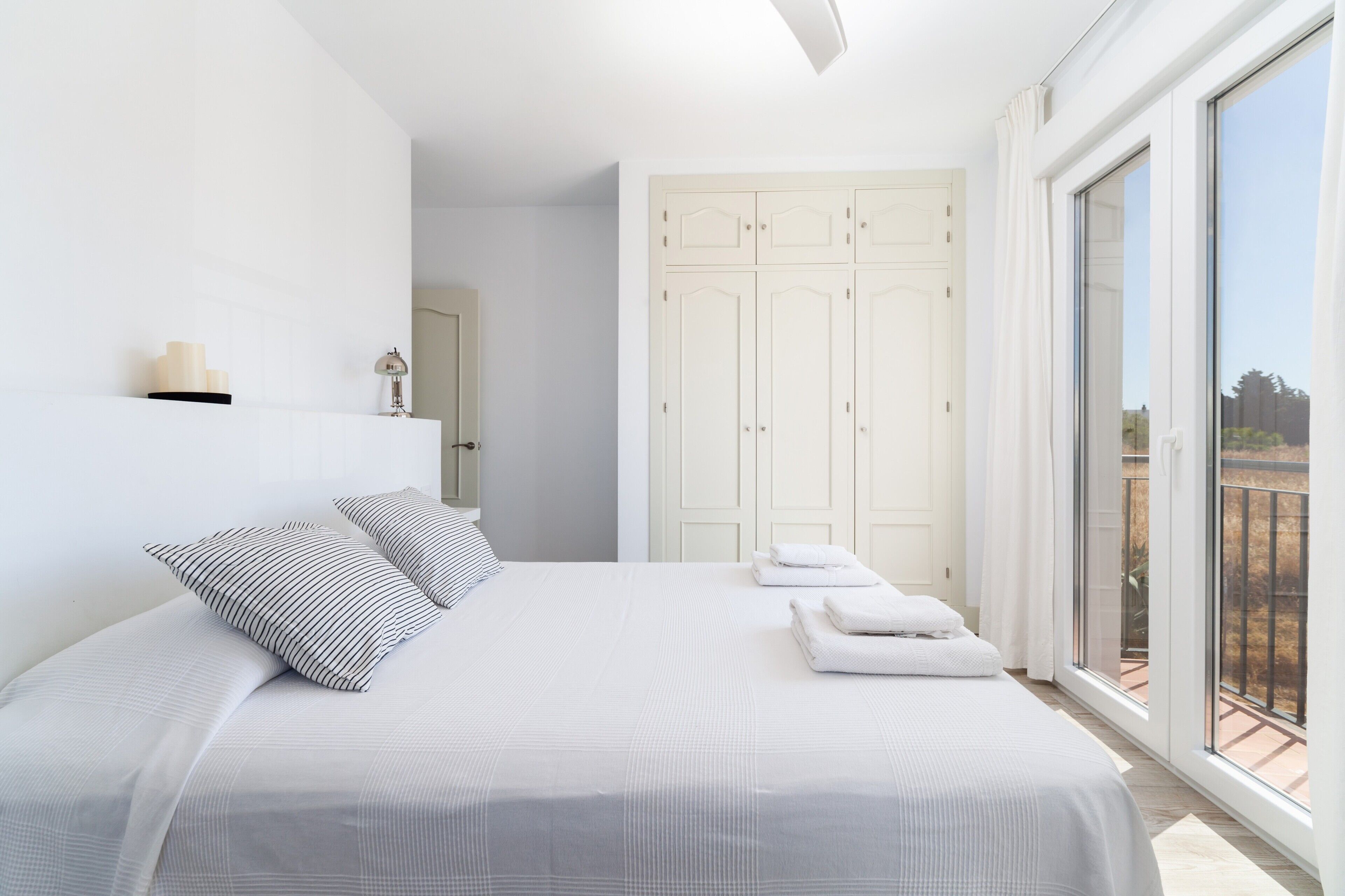 3 slaapkamers, een strijkplank/strijkijzer, gratis wifi, beddengoed
