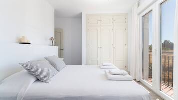 3 slaapkamers, een strijkplank/strijkijzer, gratis wifi, beddengoed