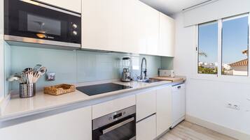 Een koelkast, een magnetron, een oven, een kookplaat