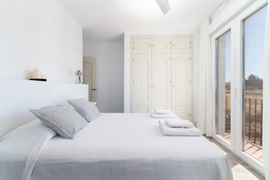 3 slaapkamers, een strijkplank/strijkijzer, gratis wifi, beddengoed