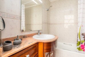 Bathtub, free toiletries, hair dryer, towels - Holiday Home Cas Padrins Close to the Beach with Porch, Patio & Wi-Fi (Can Picafort)