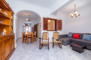 TV - Holiday Home Cas Padrins Close to the Beach with Porch, Patio & Wi-Fi (Can Picafort)