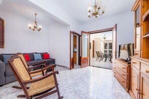 TV - Holiday Home Cas Padrins Close to the Beach with Porch, Patio & Wi-Fi (Can Picafort)