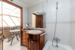 Bañera, artículos de tocador gratuitos, secador de pelo, toallas