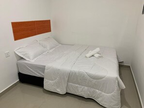 Chuveiro, toalhas de banho, sabonete, papel higiênico