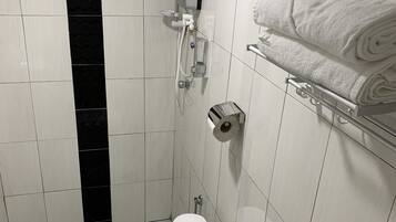 Douche, serviettes fournies, savon, papier toilette