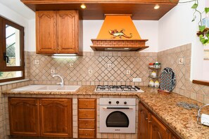 Kühlschrank, Ofen, Herdplatte, Wasserkocher mit Kaffee-/Teezubehör