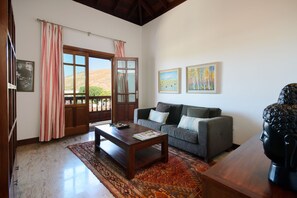 TV, DVD player, stereo - Tranquil Country Estate “Finca Remedios” with Terrace, Garden & Wi-Fi (Las Palmas, España)