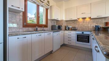 Villa, 3 Bedrooms | Private kitchen | Fridge, microwave, oven, stovetop