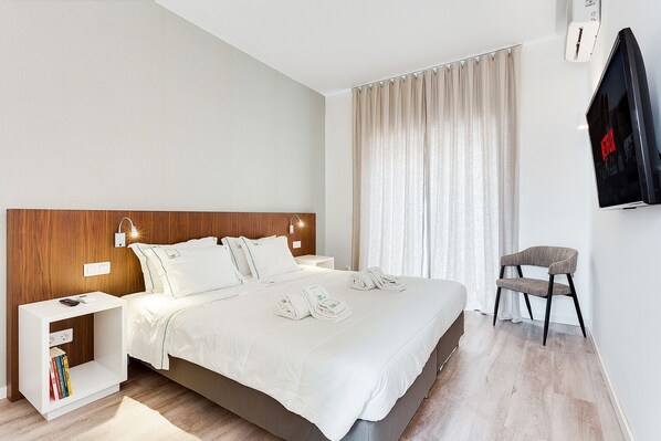 Iron/ironing board, free WiFi, bed sheets